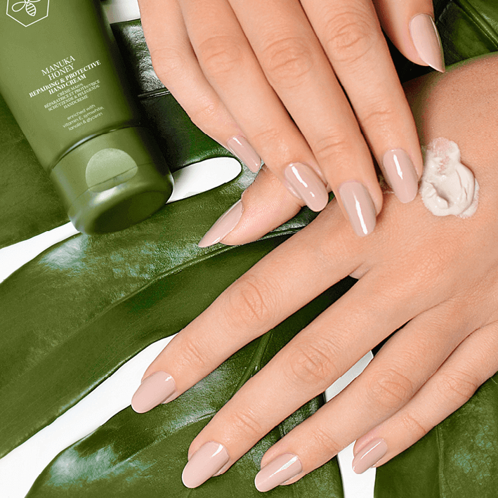 Hände mit gepflegten Nägeln und Manuka Honig Handcreme für organische Hand- und Nagelpflege 🌿✨