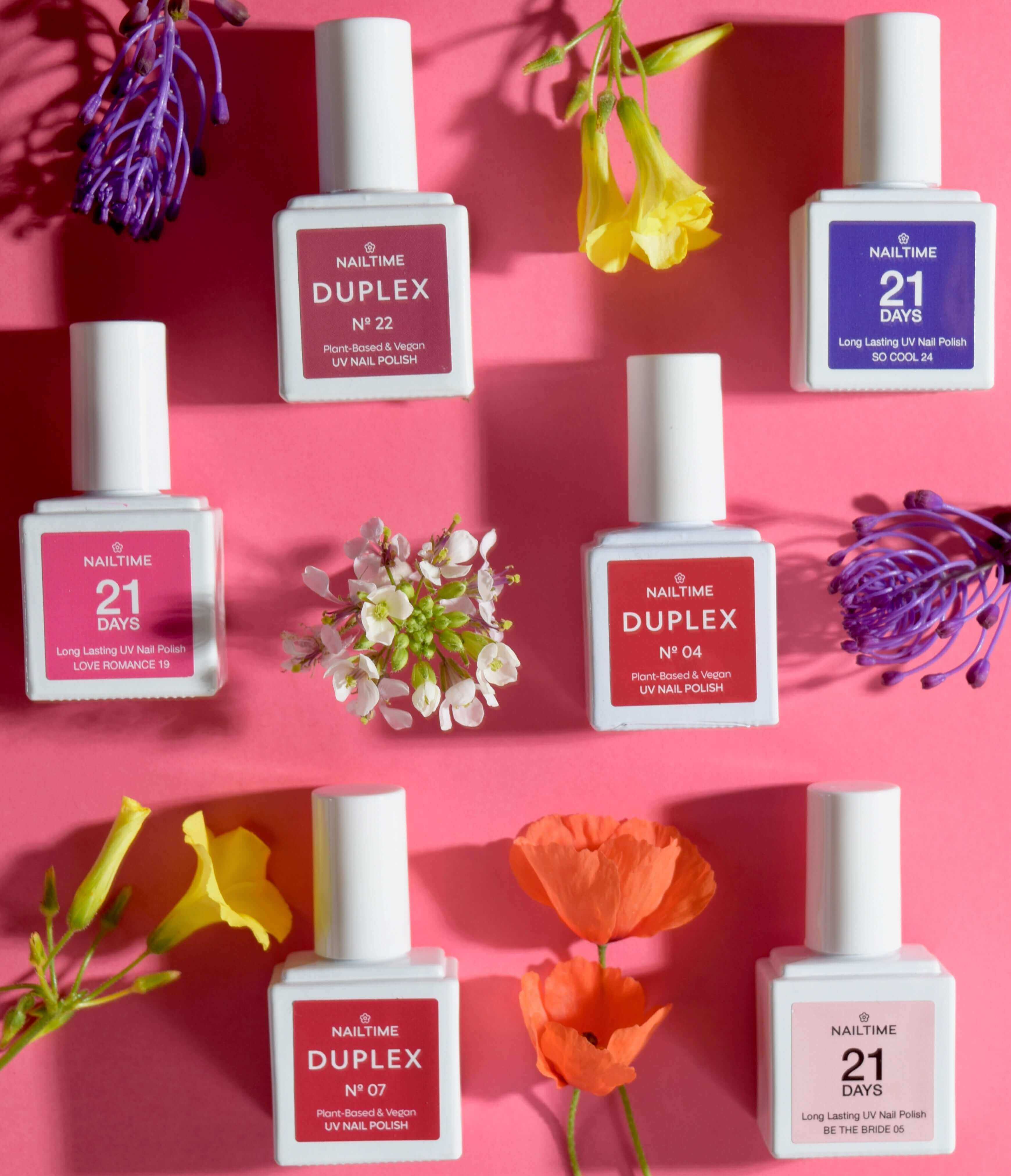 Nagellack 💅 von Nailtime: DUPLEX N°22, N°04, N°07 und 21 Days Lacke, umgeben von bunten Blumen 🌸.