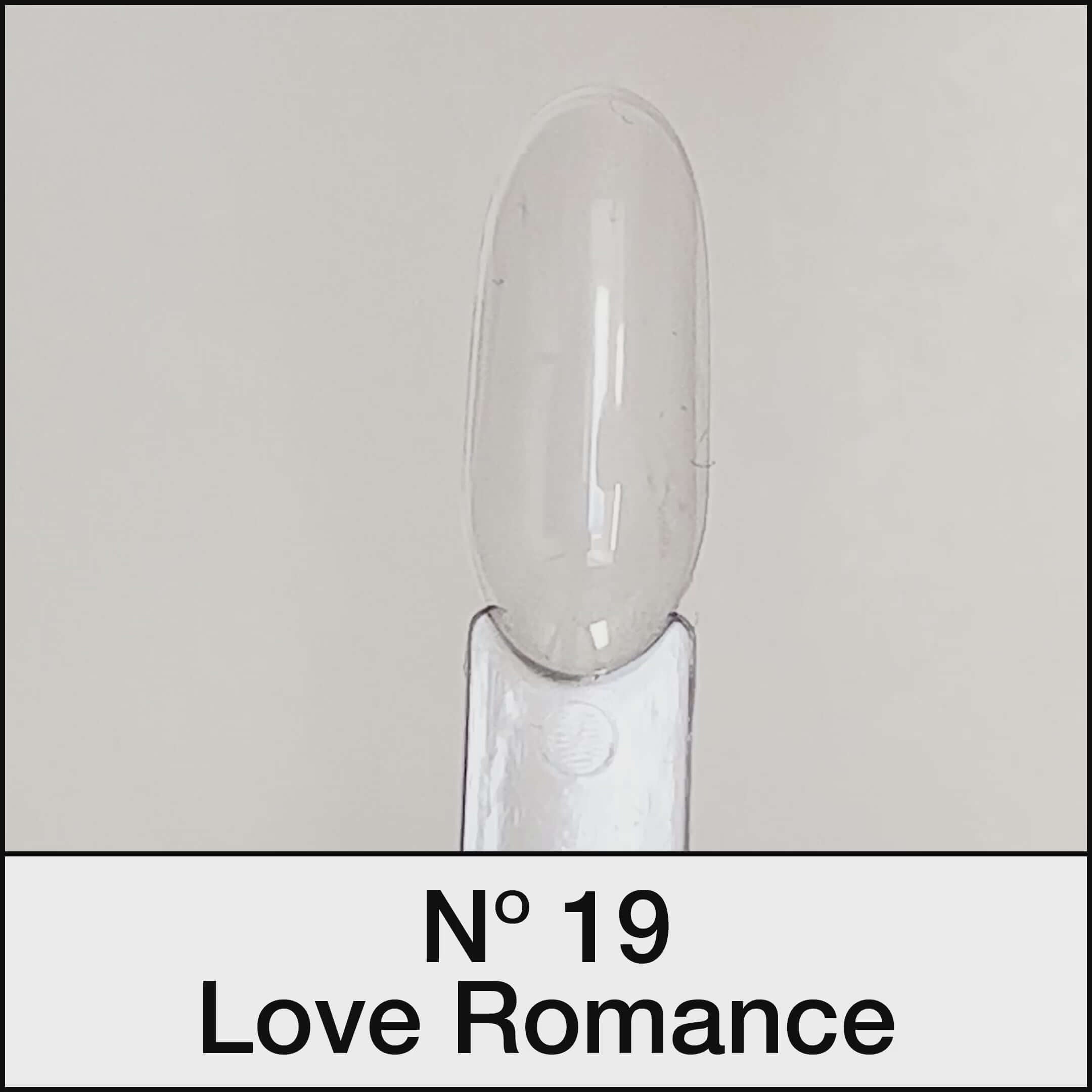 Nägel mit 21 DAYS UV Nagellack No.19 Love Romance in elegantem Pink-Rot für perfekte Nägel mit 3 Wochen Haltbarkeit.