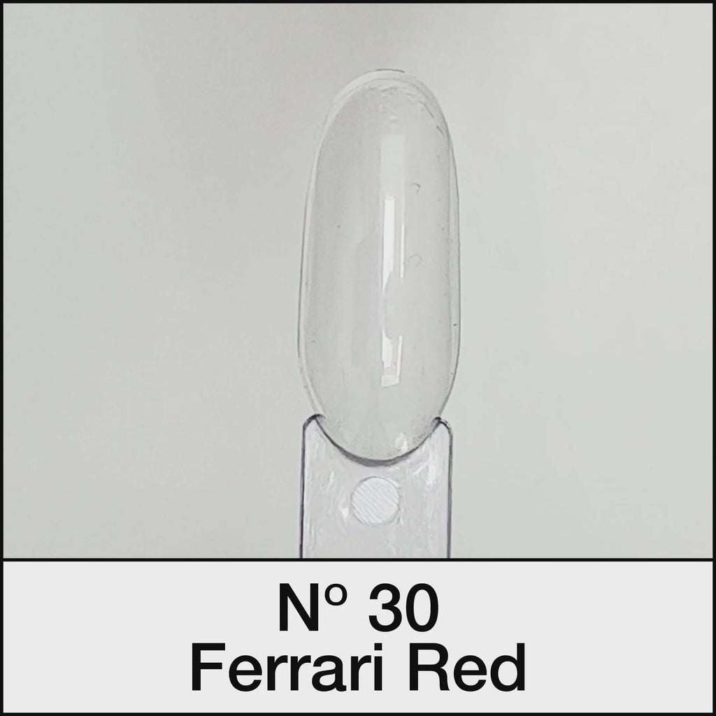 21 DAYS UV Nagellack N°30 Ferrari Red auf Nagelrad; feuriges Rot für perfekte Nägel mit bis zu 3 Wochen Haltbarkeit.