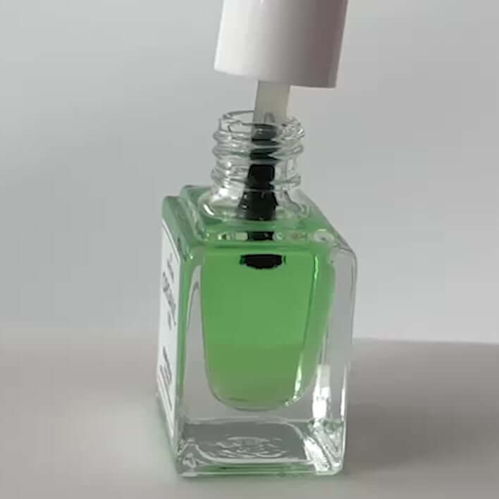 Flasche mit grünem Nagelöl, ideal für 💅 Pflege und Schutz von beanspruchten Nägeln🍃.
