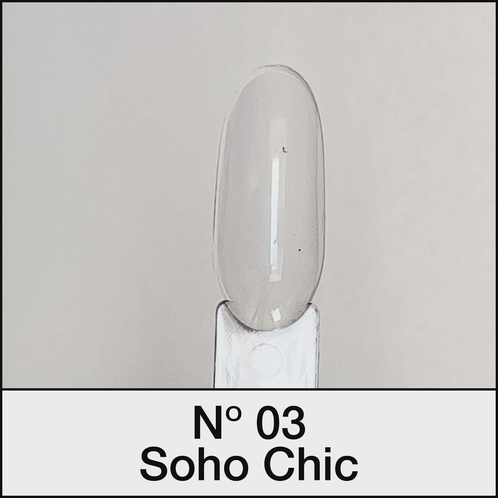 21 DAYS UV Nagellack N° 03 Soho Chic in warmem Nude Beige mit rosa Akzenten auf Nagelmodell.